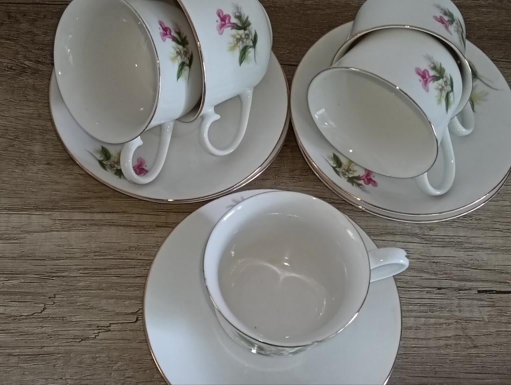 Diverse sets van  vintage theekopjes met bloemmotief, Antiek en Kunst, Ophalen