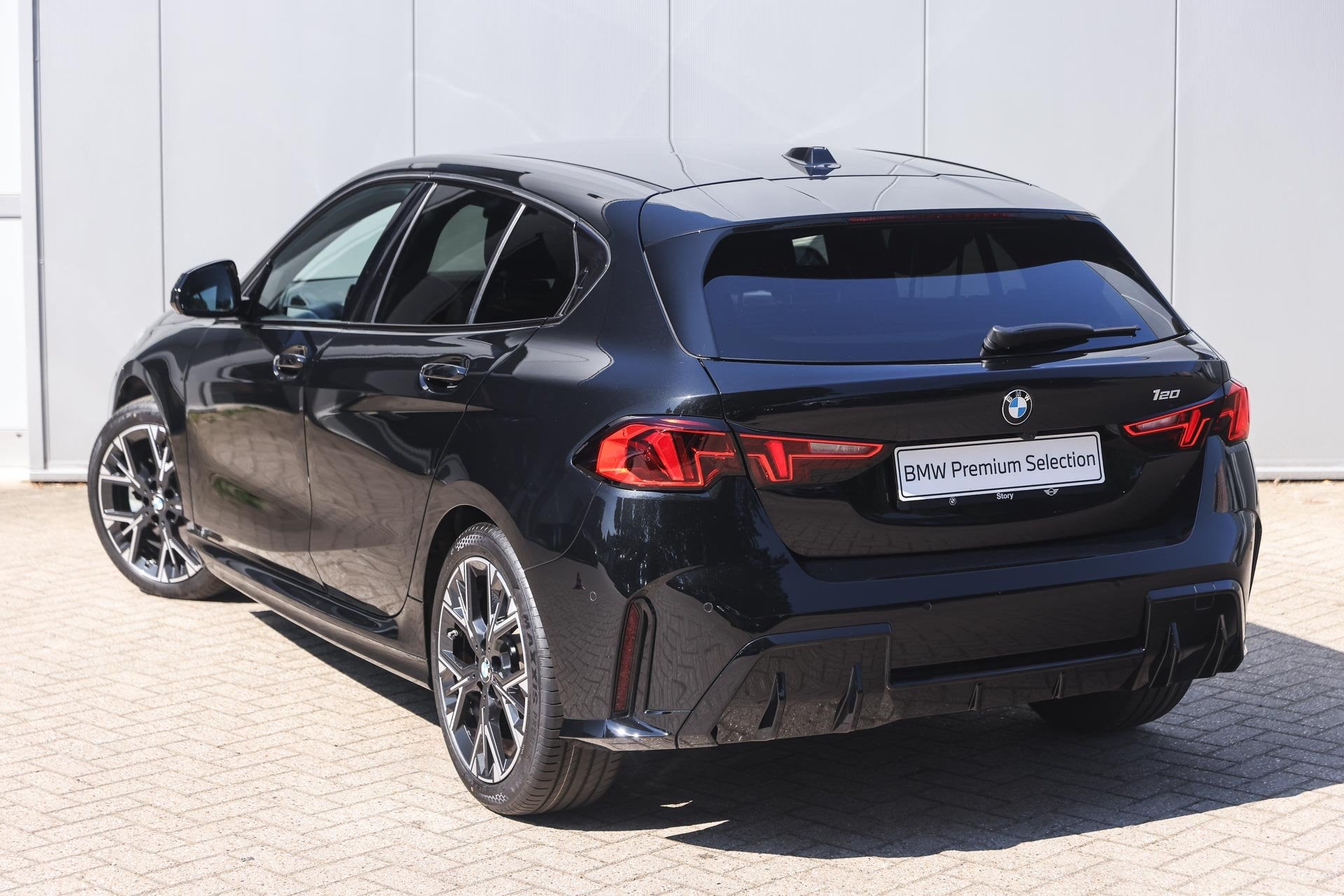 BMW 1 Serie 120 M Sport Automaat / Sportstoelen / M Adaptief, Auto's, Gebruikt, 156 pk, Met garantie (alle), Parkeercamera