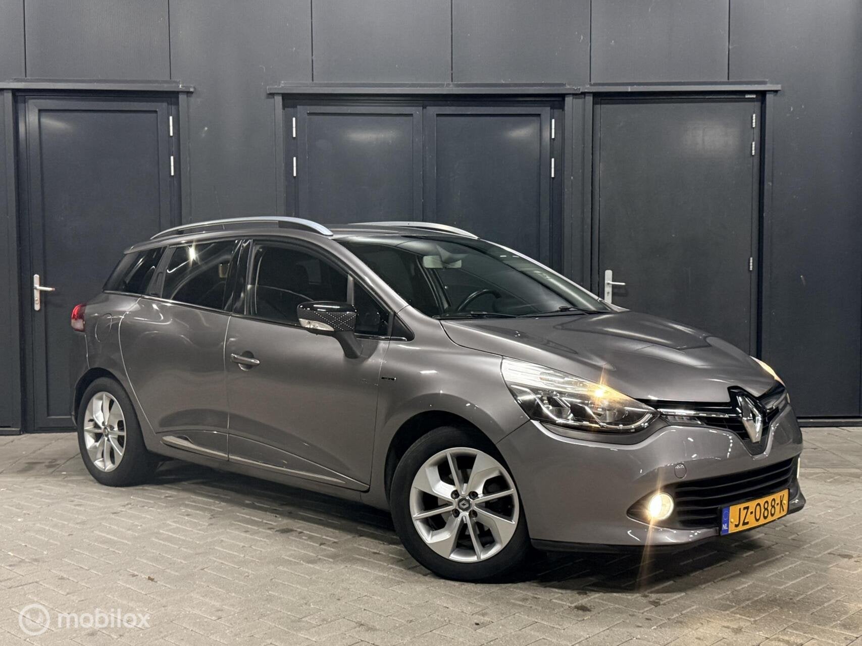 Renault Clio Estate 1.2 automaat stoelverwarming|leder|beurt, 4 cilinders, 49 €/maand, 19 km/l, Automatische klimaatregeling