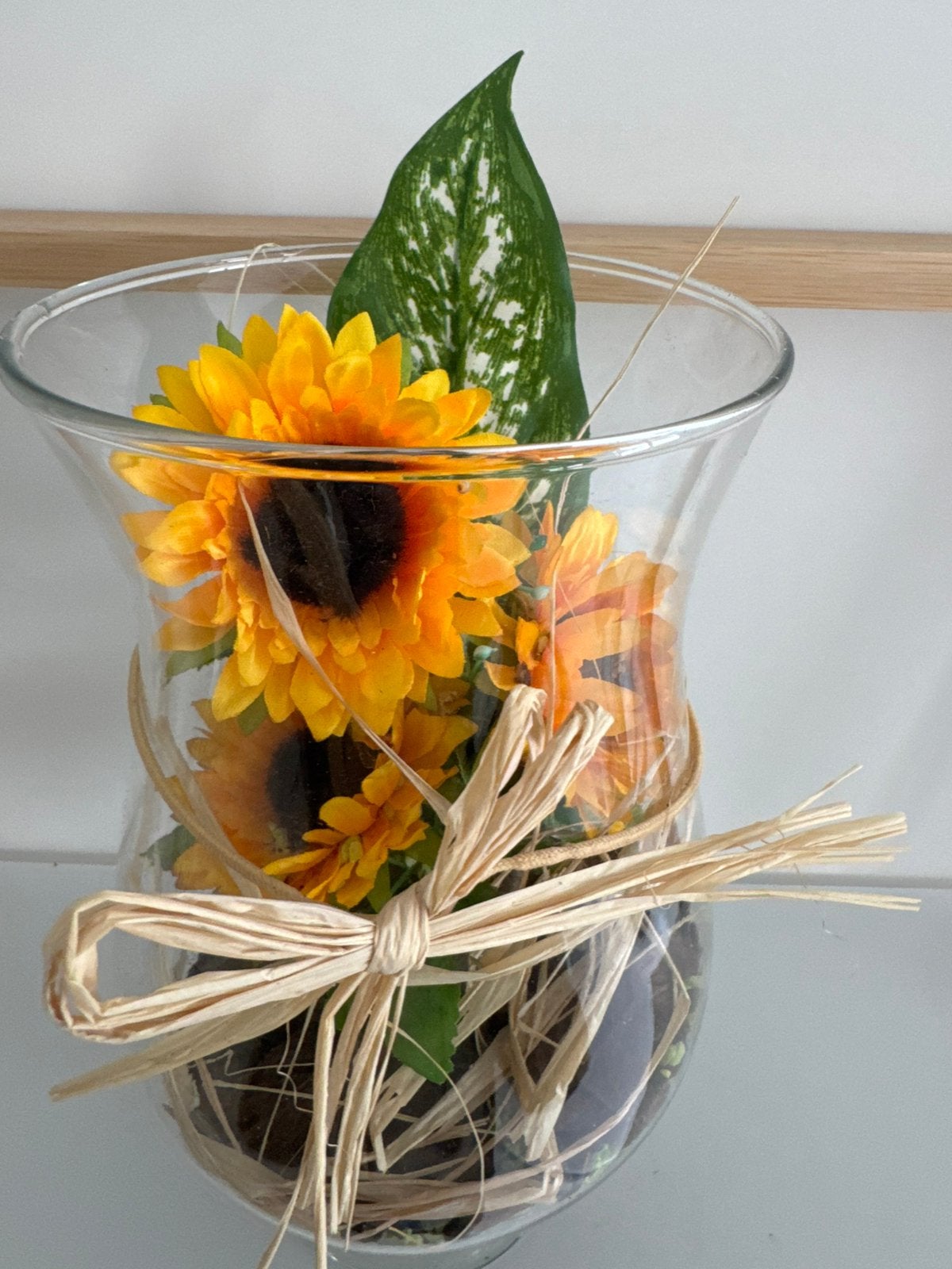 Sfeervol groot windlicht vaas op voet met kunst-zonnebloemen, Inclusief droogbloemen, Ophalen of Verzenden, Geel, 25 cm