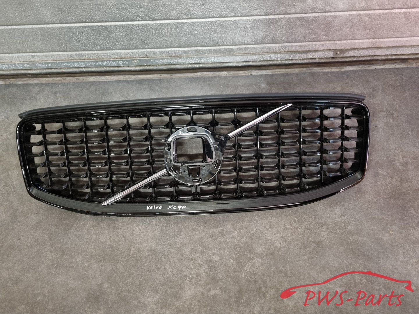 VOLVO XC60 II R-DESIGN GRILL ZWART VANAF 2017 ORIGINEEL, Gebruikt, -, -, Ophalen of Verzenden