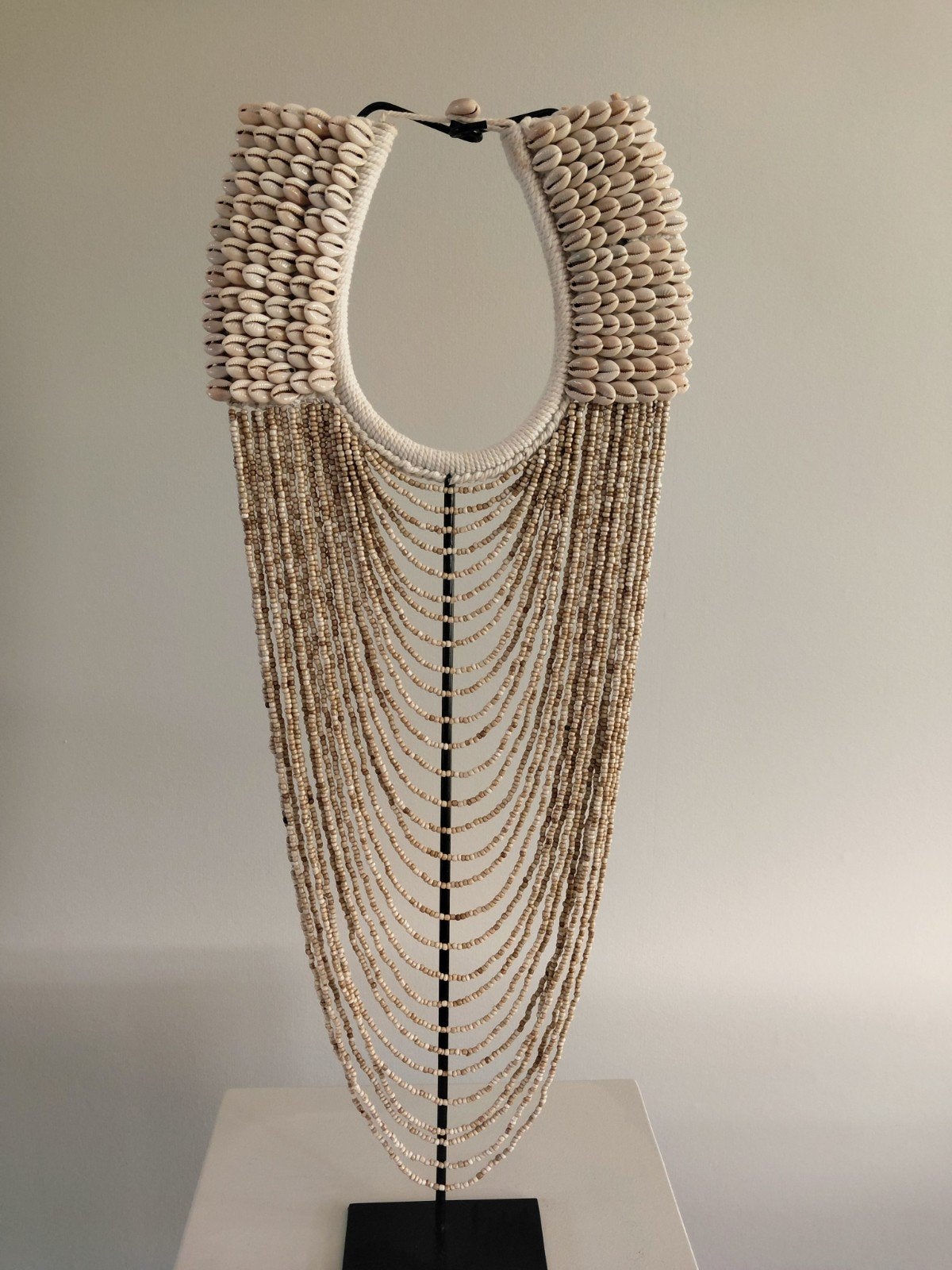 ketting schelpen en kralen schelpenketting op standaard, Huis en Inrichting, Beige, Nieuw, Ophalen of Verzenden, Natuurlijk materiaal