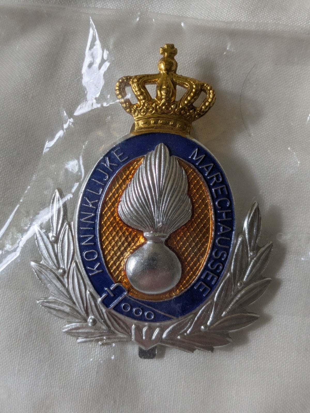 Pet embleem KMar onderofficier wachtmeester baret, Ophalen of Verzenden, Marechaussee, Nederland, Embleem of Badge