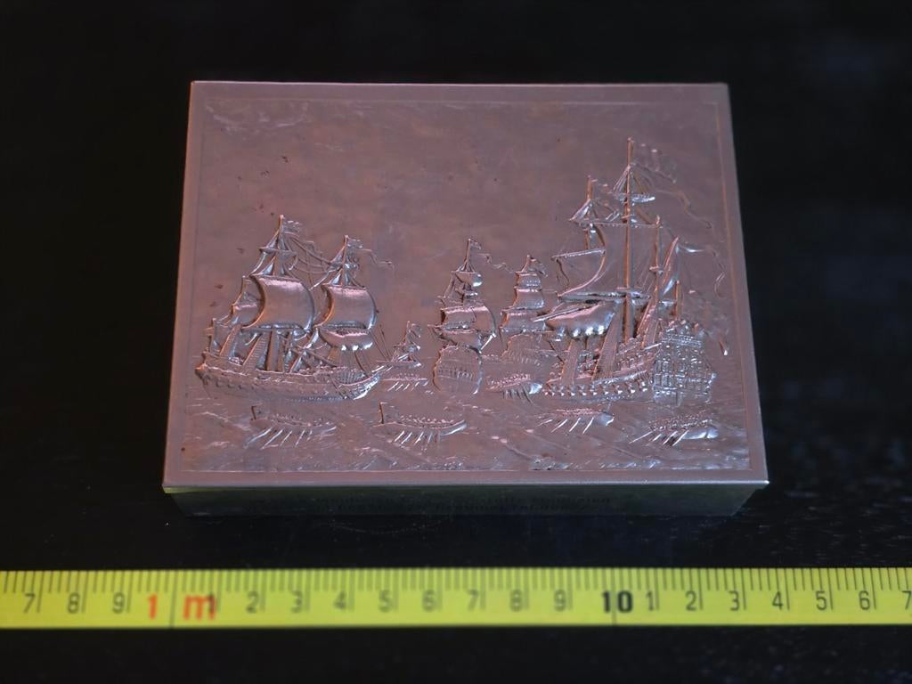 Vintage metalen doos met schepen reliëf, Antiek en Kunst, Ophalen of Verzenden