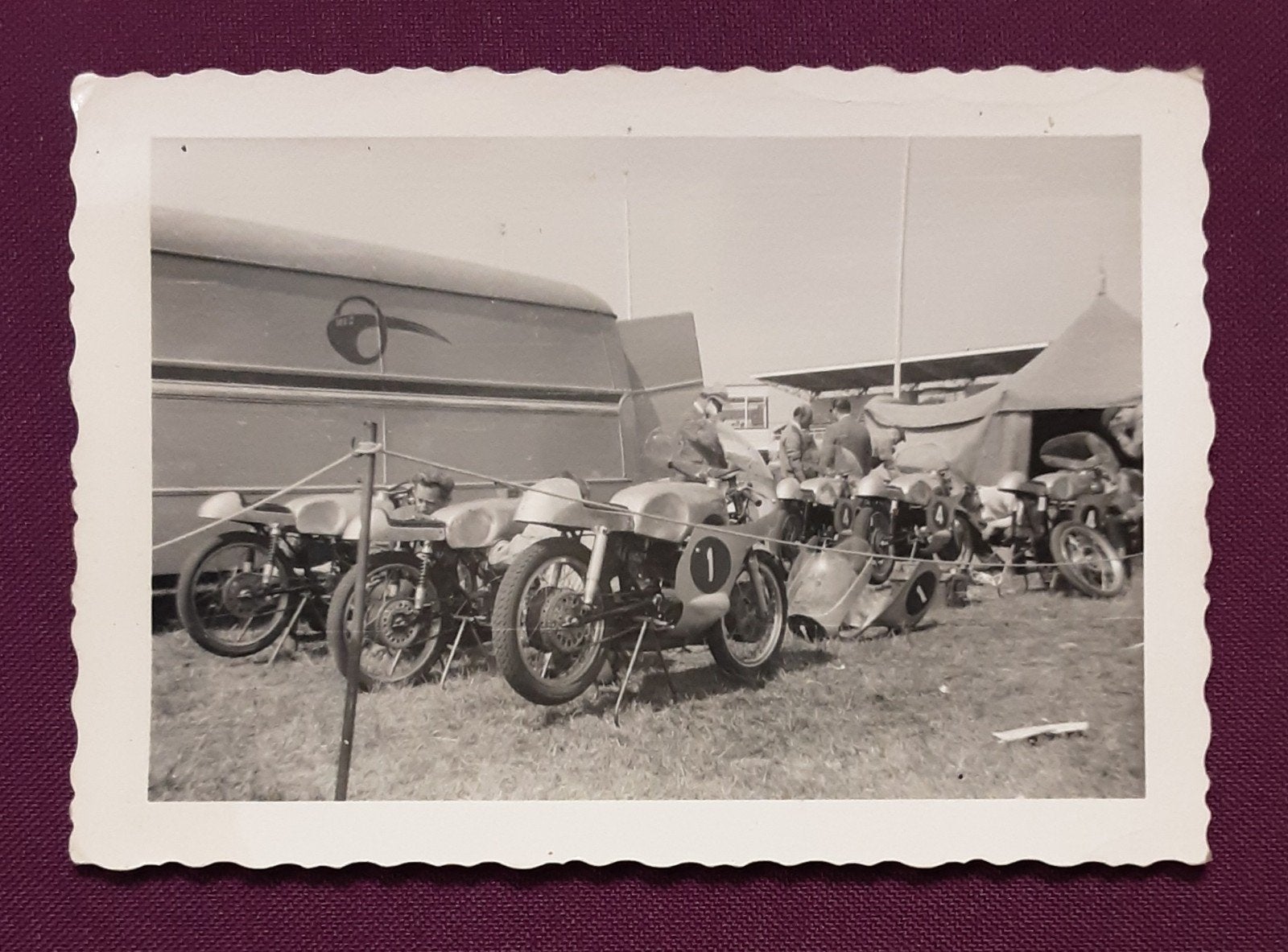 Jaren '50 Paddock Foto: Motoren & MZ Motorfietsbus, Ophalen of Verzenden, Zo goed als nieuw, Motoren