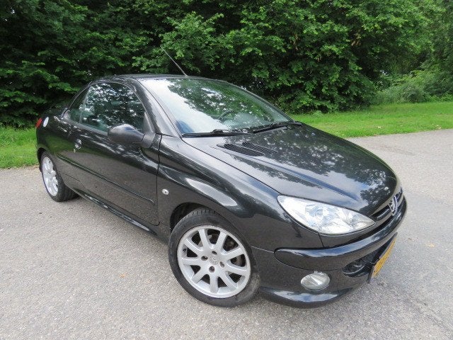 Peugeot 206 1.6 16V CC 2005 Zwart, Auto's, Peugeot, Voorwielaandrijving, Lederen bekleding, Zwart, 4 cilinders