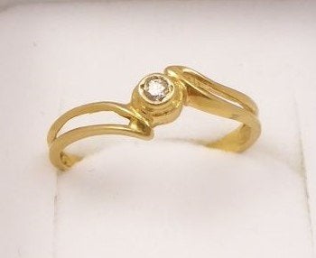 Elegante 18k Geelgouden Crossover ring met Diamant (13), Ophalen, Zo goed als nieuw, 17 tot 18, Dame