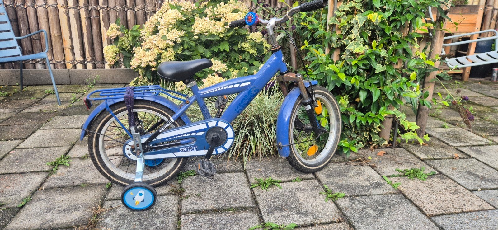 Blauwe kinderfiets met zijwieltjes, Ophalen, Zijwieltjes, Velgrem, Kicks