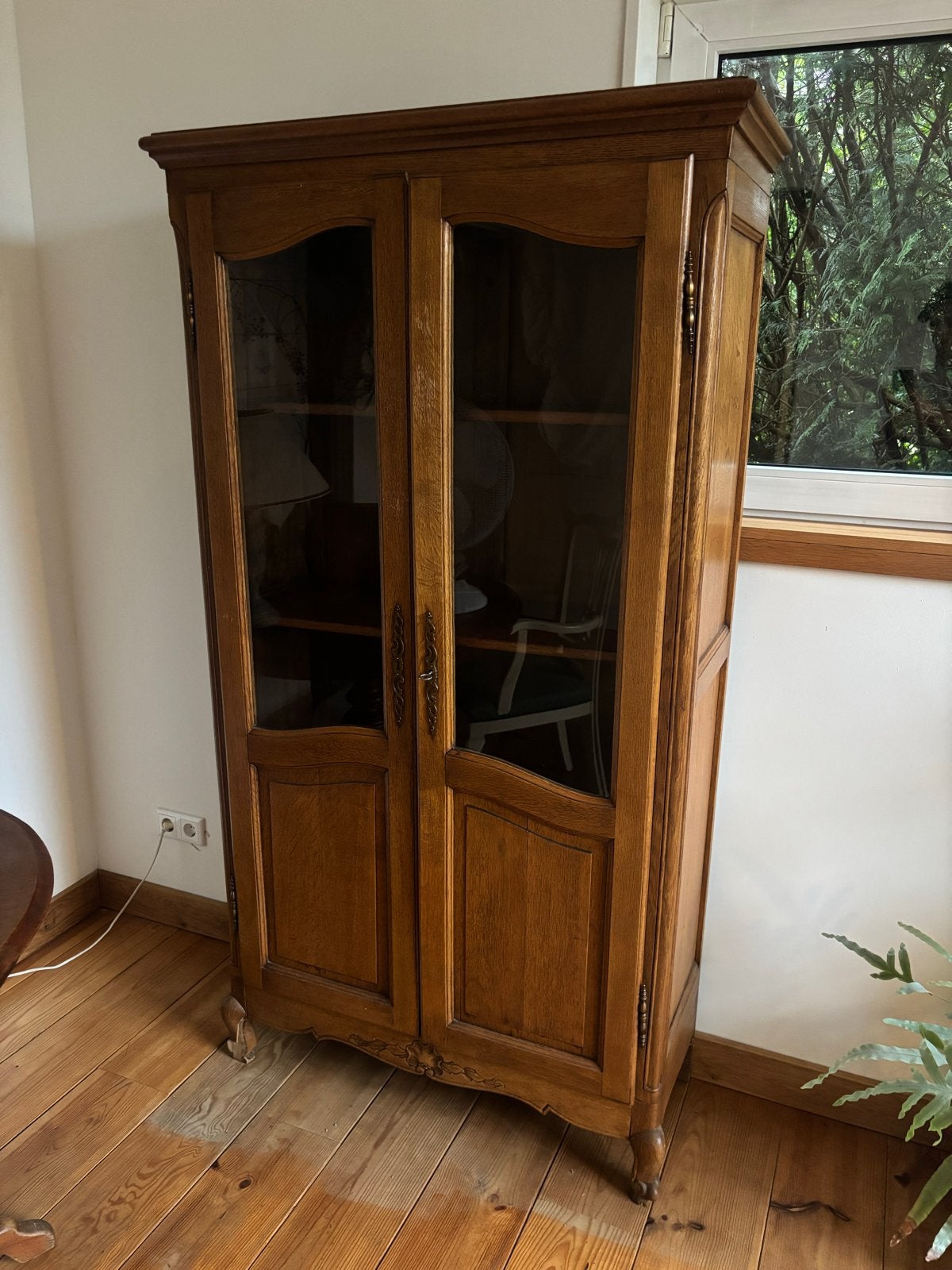 Vintage houten vitrinekast met glazen deuren, Ophalen
