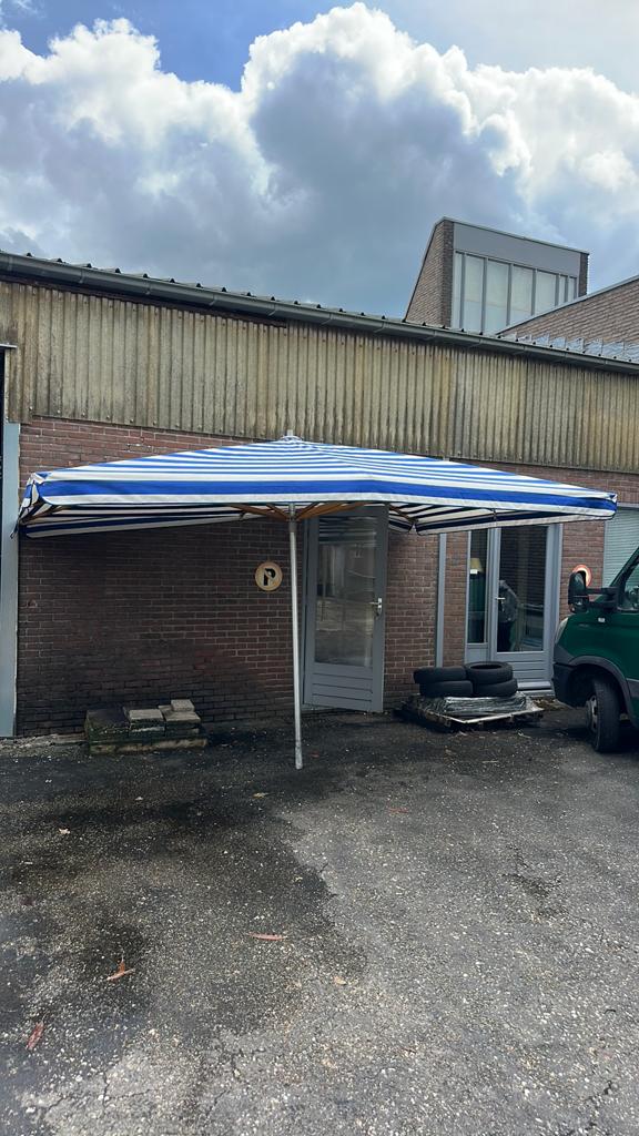 Mega retro parasol 4x3 meter is zonder voet . Zit hoes bij, Ophalen, ..., Zweefparasol, ...