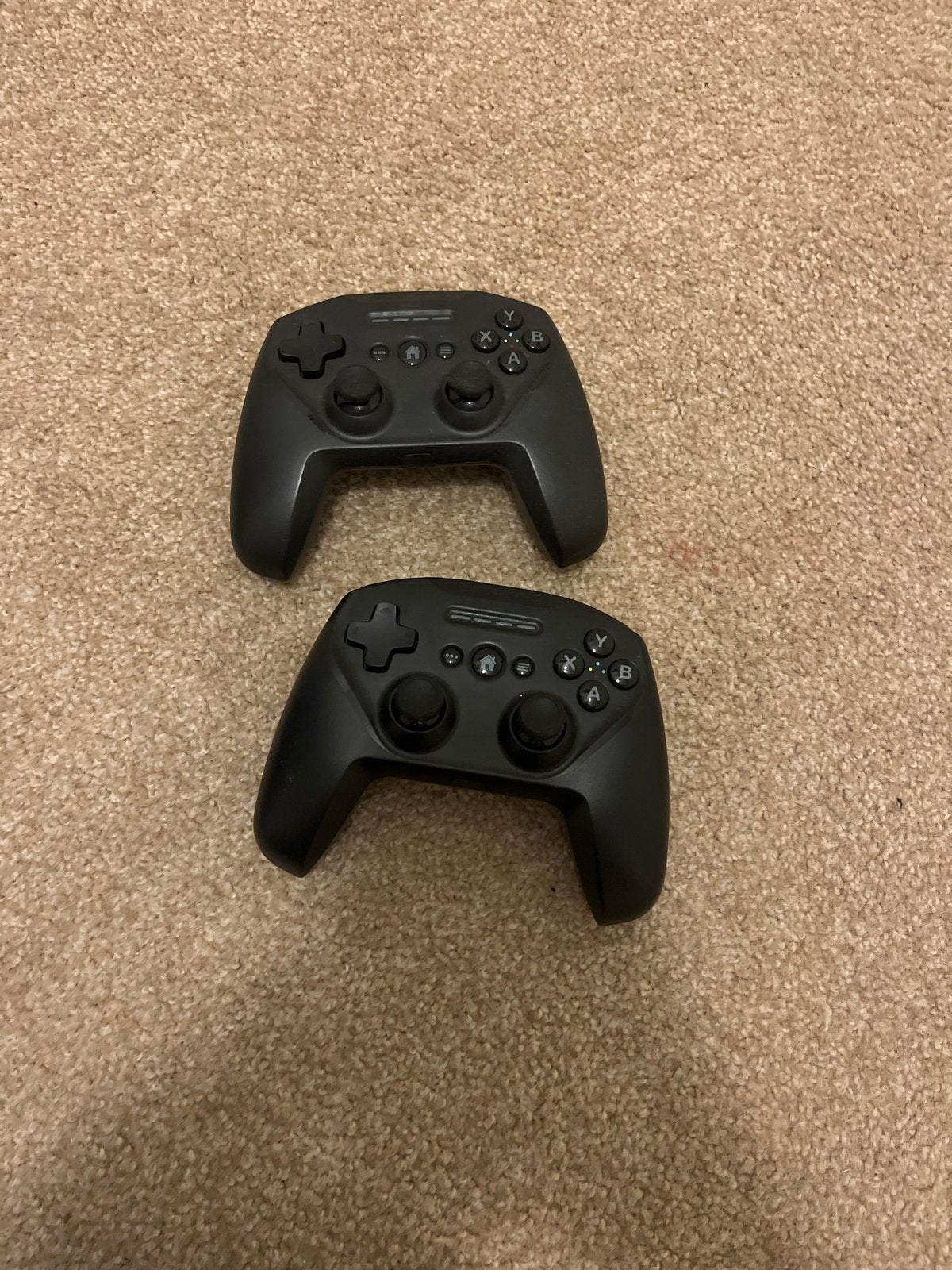 2x Zwarte Game Controllers - Zo goed als nieuw, Spelcomputers en Games, Spelcomputers | Overige Accessoires, Ophalen, Overige merken
