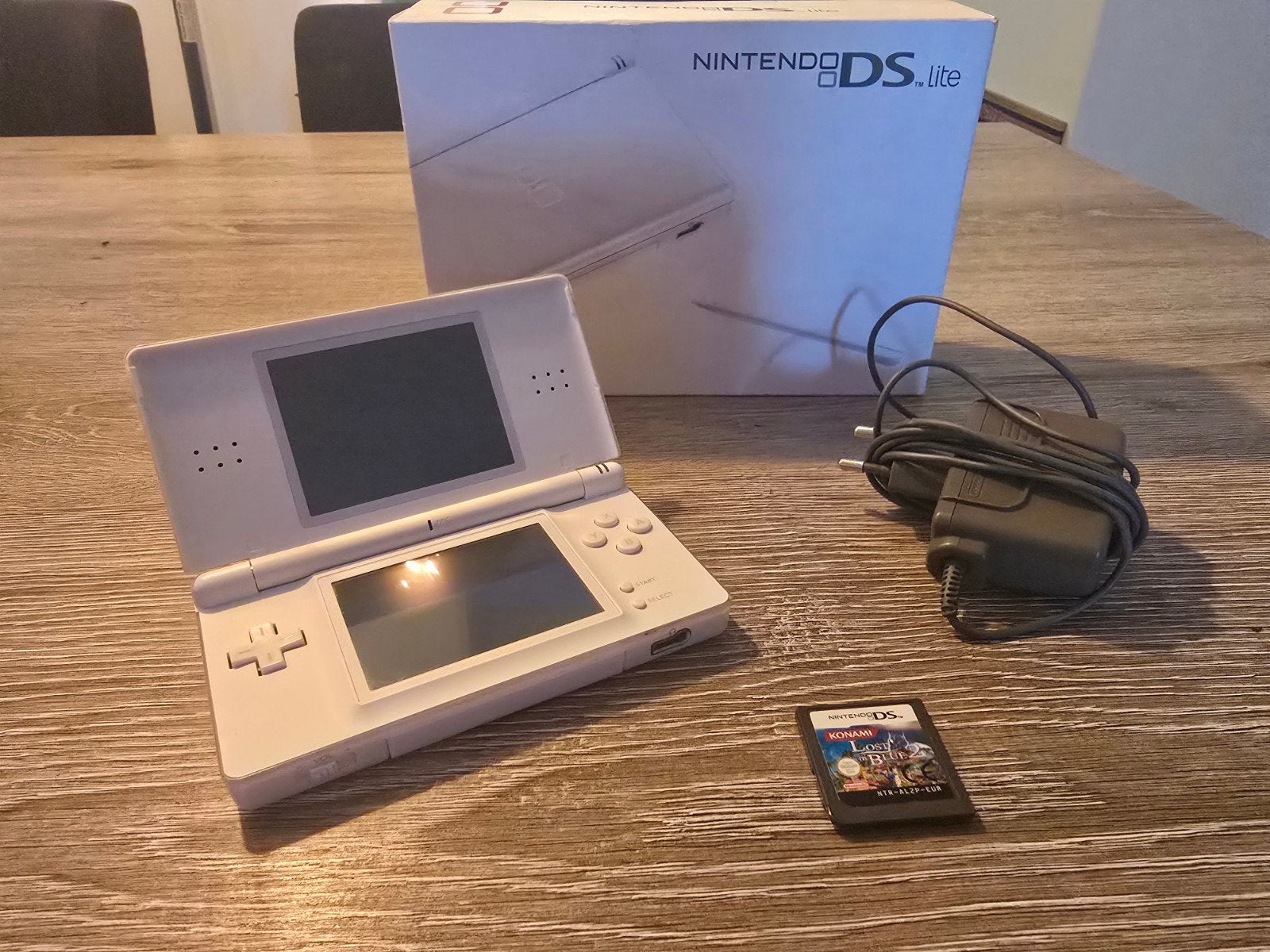 Nintendo DS Lite Wit + Gratis Spel, Spelcomputers en Games, Spelcomputers | Nintendo DS, Met games, Wit, Refurbished, Ophalen of Verzenden