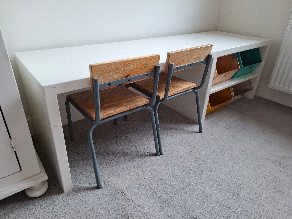 Tafel met 2 stoeltjes en 4 stalen bakken, Ophalen, Gebruikt, Tafel(s) en Stoel(en)