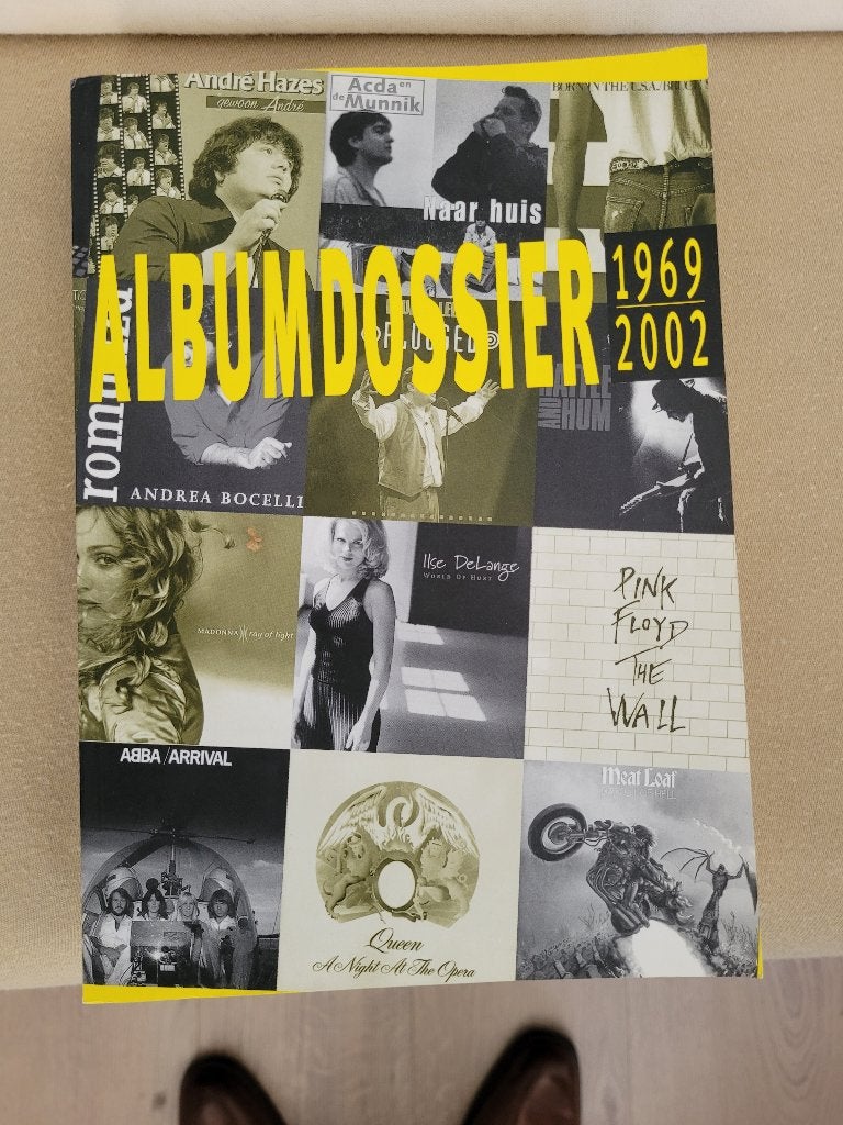Boek Album dossier 1969-2002, Boeken, Ophalen of Verzenden, Gelezen