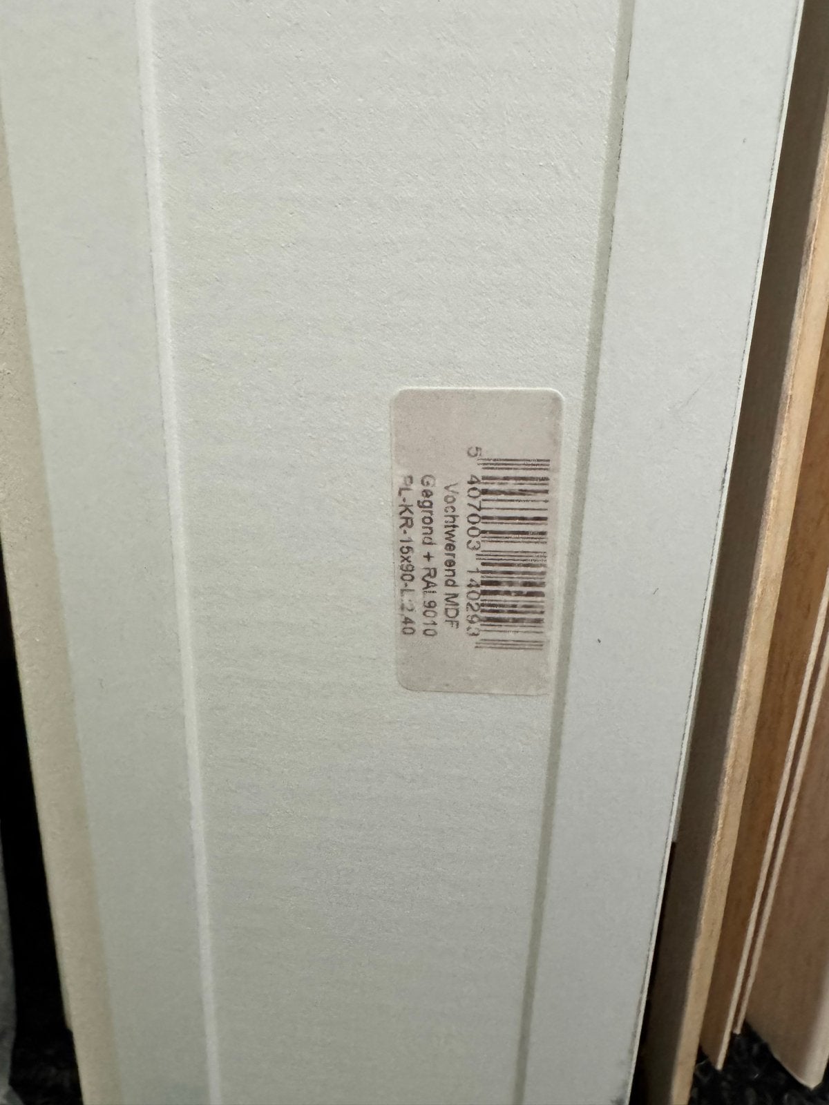 14 stuks vochtwerend MDF plinten gegrond RAL 9010, Ophalen, Nieuw, Mdf, 200 tot 250 cm
