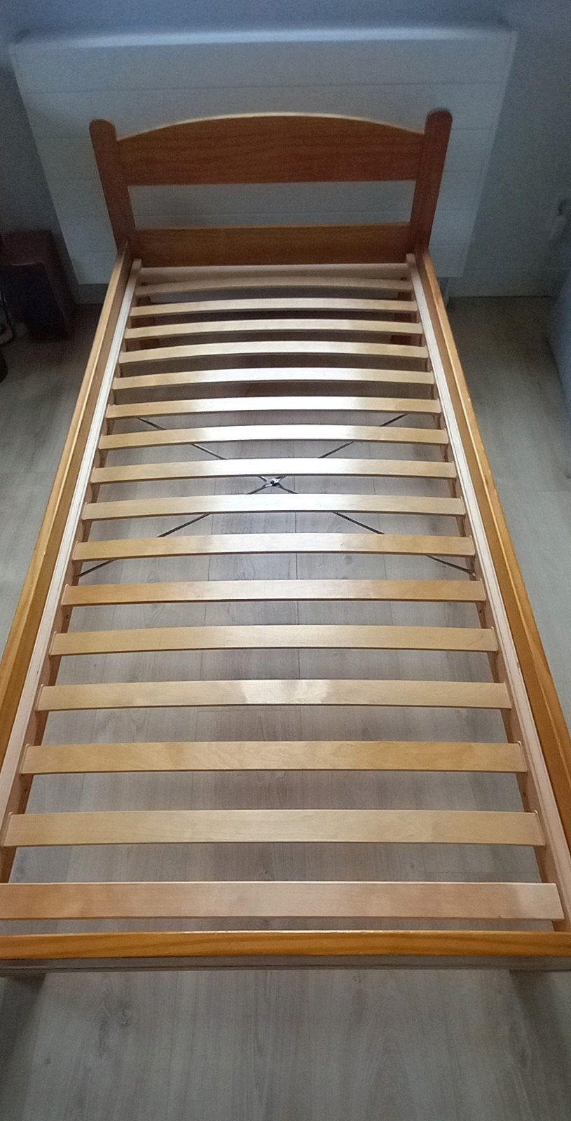 1 persoons bed, 90 cm  200 cm, hout met houten lattenbodem, Ophalen, 90 cm, Eenpersoons, Bruin