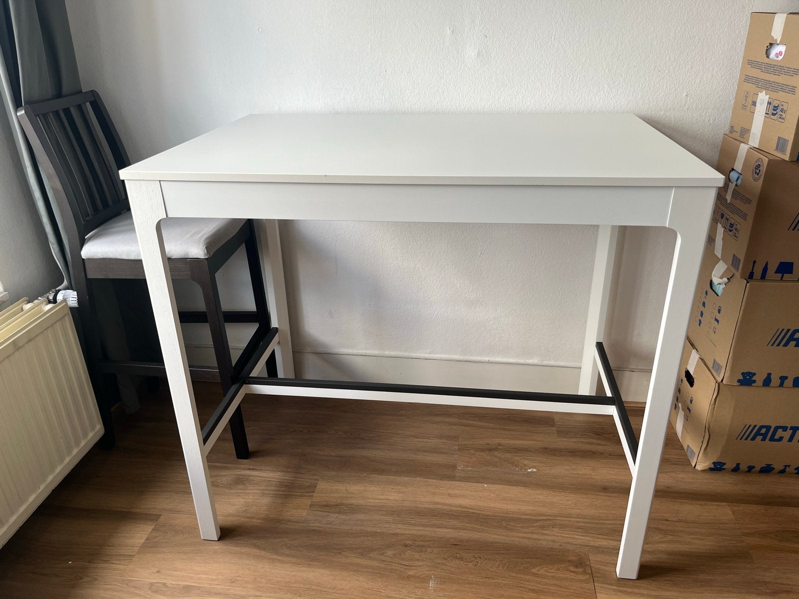 White table with three chairs, Ophalen, Zo goed als nieuw, Rechthoekig, 50 tot 100 cm