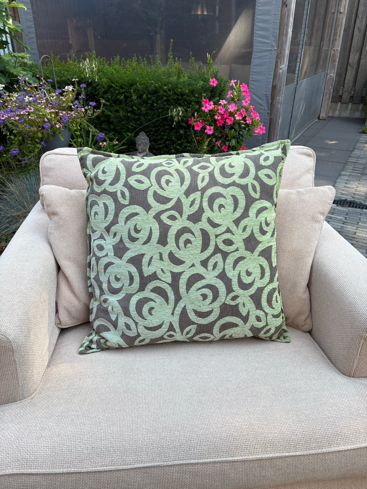 Olijfgroen/Taupe Sierkussen met Swirlpatroon | 65  65 cm, Afneembare hoes, Vierkant, Ophalen of Verzenden, Zo goed als nieuw