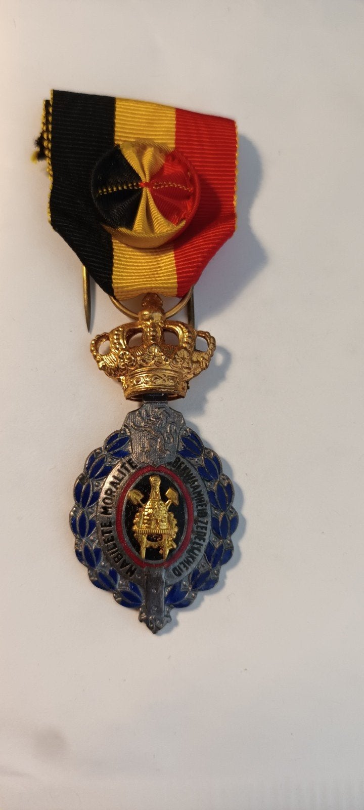 Belgische Medaille met Kroon en Lint - Onderscheiding, Ophalen of Verzenden, Overige materialen, Buitenland