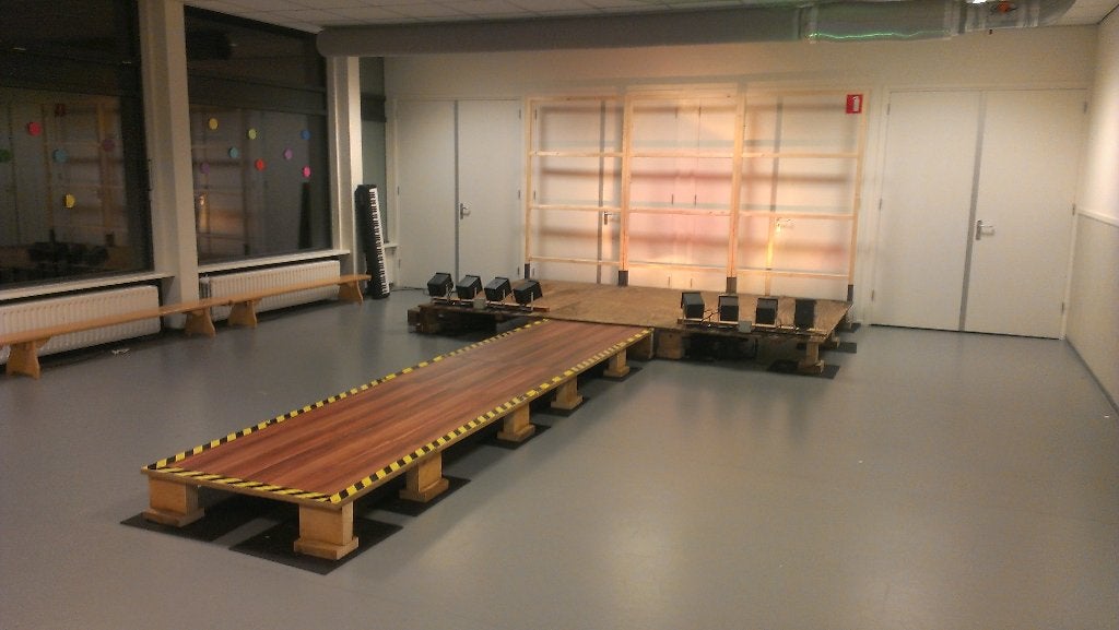Podium met catwalk en achterwand demontabel Carnavalspodium, Ophalen, Gebruikt, Feestartikel
