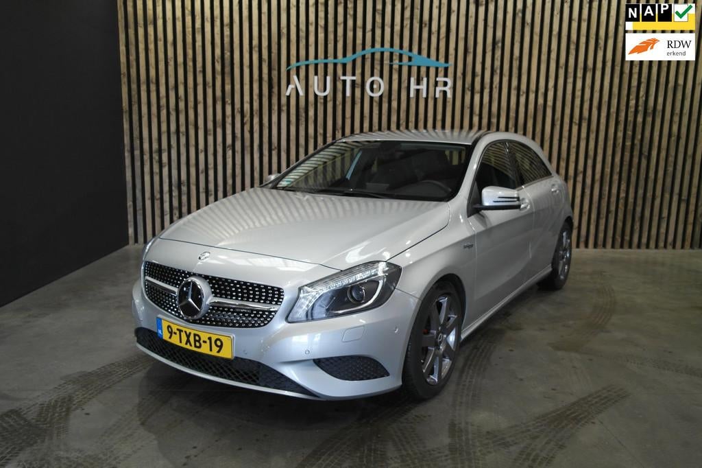 Mercedes-Benz A-klasse 180 17'' afneembare trekhaak carplay, Voorwielaandrijving, Gebruikt, 4 cilinders, Leder en Stof