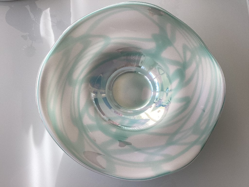 Stijlvolle unieke mondgeblazen schaal wit/lichtgoen Ø 46 cm, Schaal, Rond, Nieuw, Ophalen of Verzenden