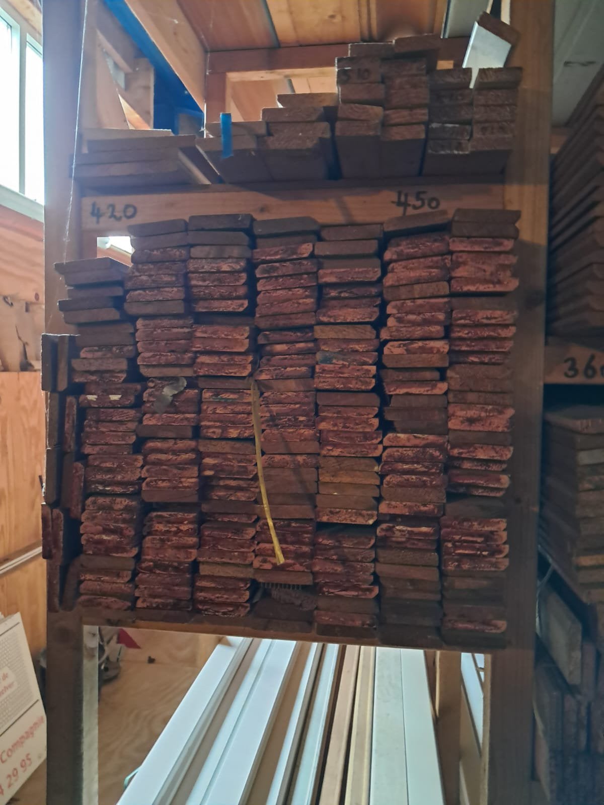 Partij hardhout gelakte plinten 1,2x5,5 glad  Lengte 4,90m1, Ophalen, Palen, Zo goed als nieuw, Hardhout