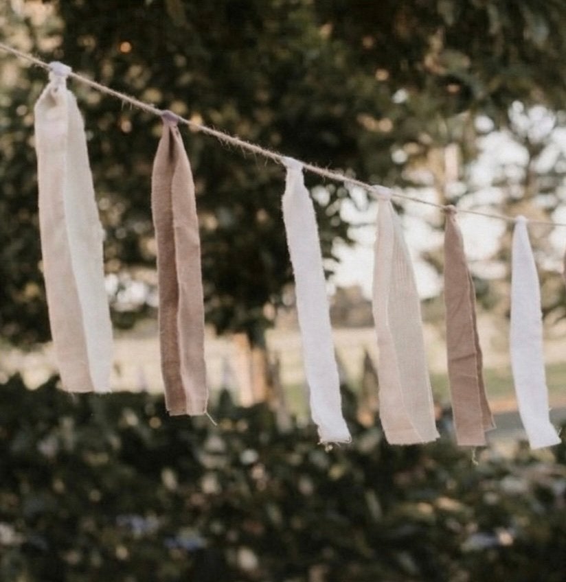 Nieuwe stoffen slinger 5 meter (taupe/beige/wit), Ophalen of Verzenden, Nieuw, Versiering