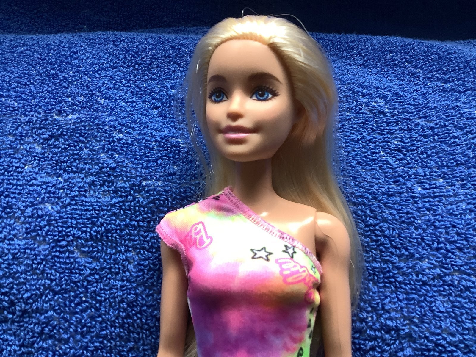 Barbie pop met blond haar en kleurrijke jurk, Ophalen of Verzenden, Zo goed als nieuw, Barbie