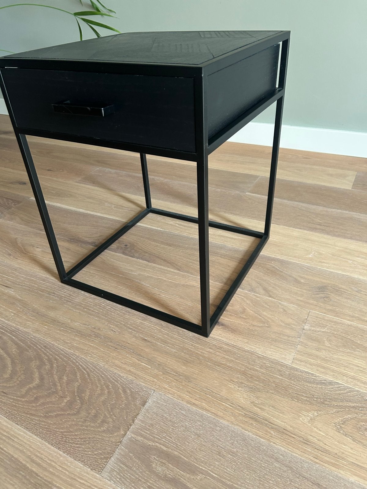 Zwart bijzettafeltje met lade - industrieel design, Huis en Inrichting, Tafels | Bijzettafels, Minder dan 55 cm, Vierkant, Zo goed als nieuw
