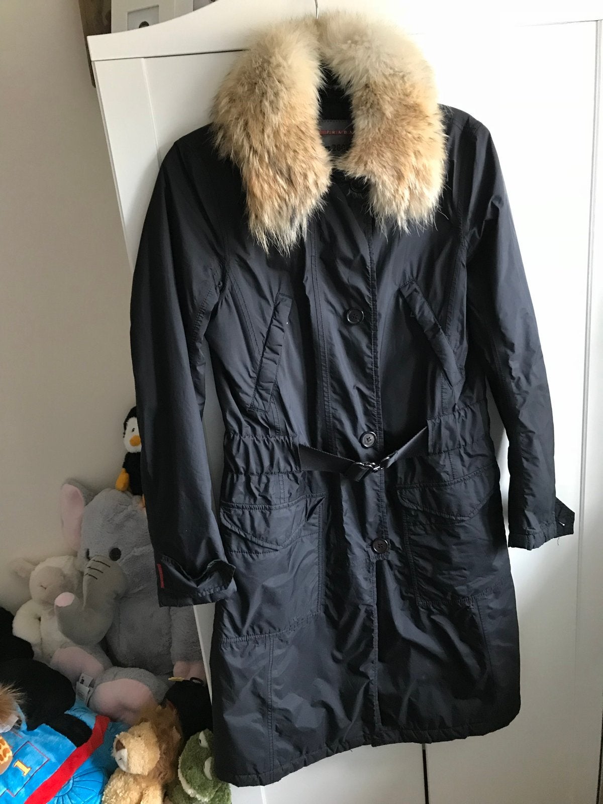Prada winterjas met bontkraag - Zo goed als nieuw, Ophalen of Verzenden, Zo goed als nieuw, Maat 38/40 (M), Zwart