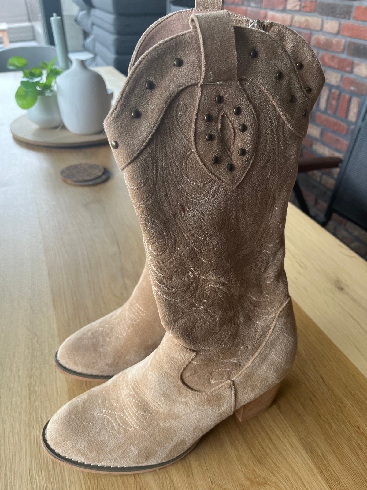 Suède cowboylaarzen met studs - Beige maat 38, Kleding | Dames, Schoenen, Ophalen of Verzenden, Zo goed als nieuw, Bruin, Lage of Enkellaarzen