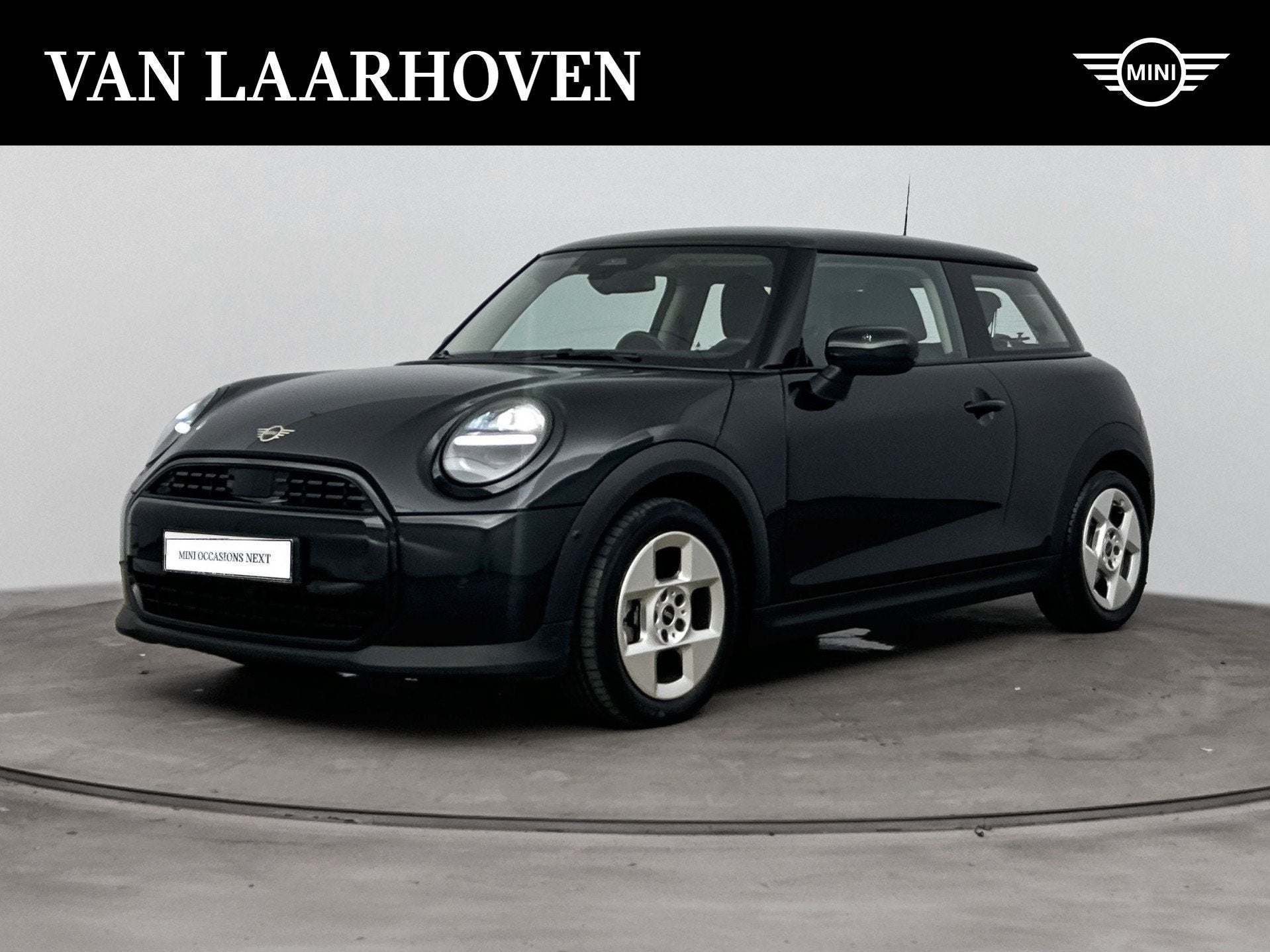 MINI Hatchback Cooper C Essential Automaat / LED / Parking A, Auto's, Mini, Dealer onderhouden, Gebruikt, 156 pk, Met garantie (alle)