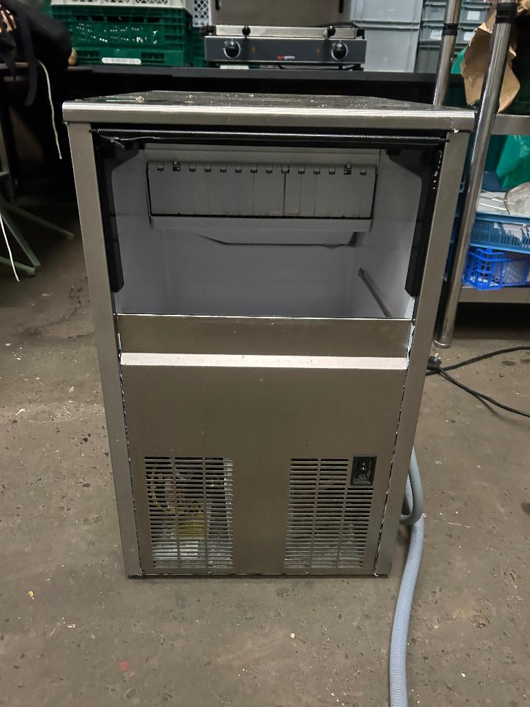ijsblokjes machine, Ophalen, Zo goed als nieuw, Zelfvriezend