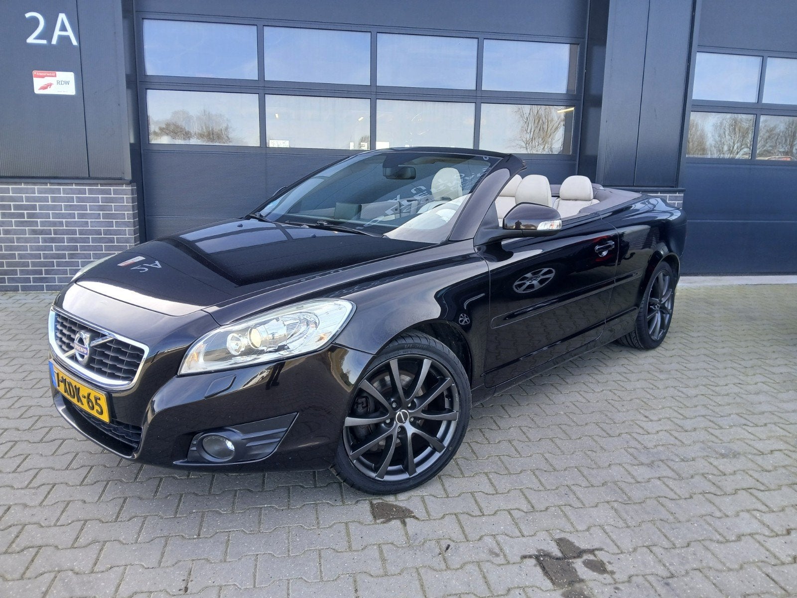 Volvo C70 2.0 D AUT 2010 Zwart, Auto's, Beige, 4 cilinders, Cabriolet, 4 stoelen