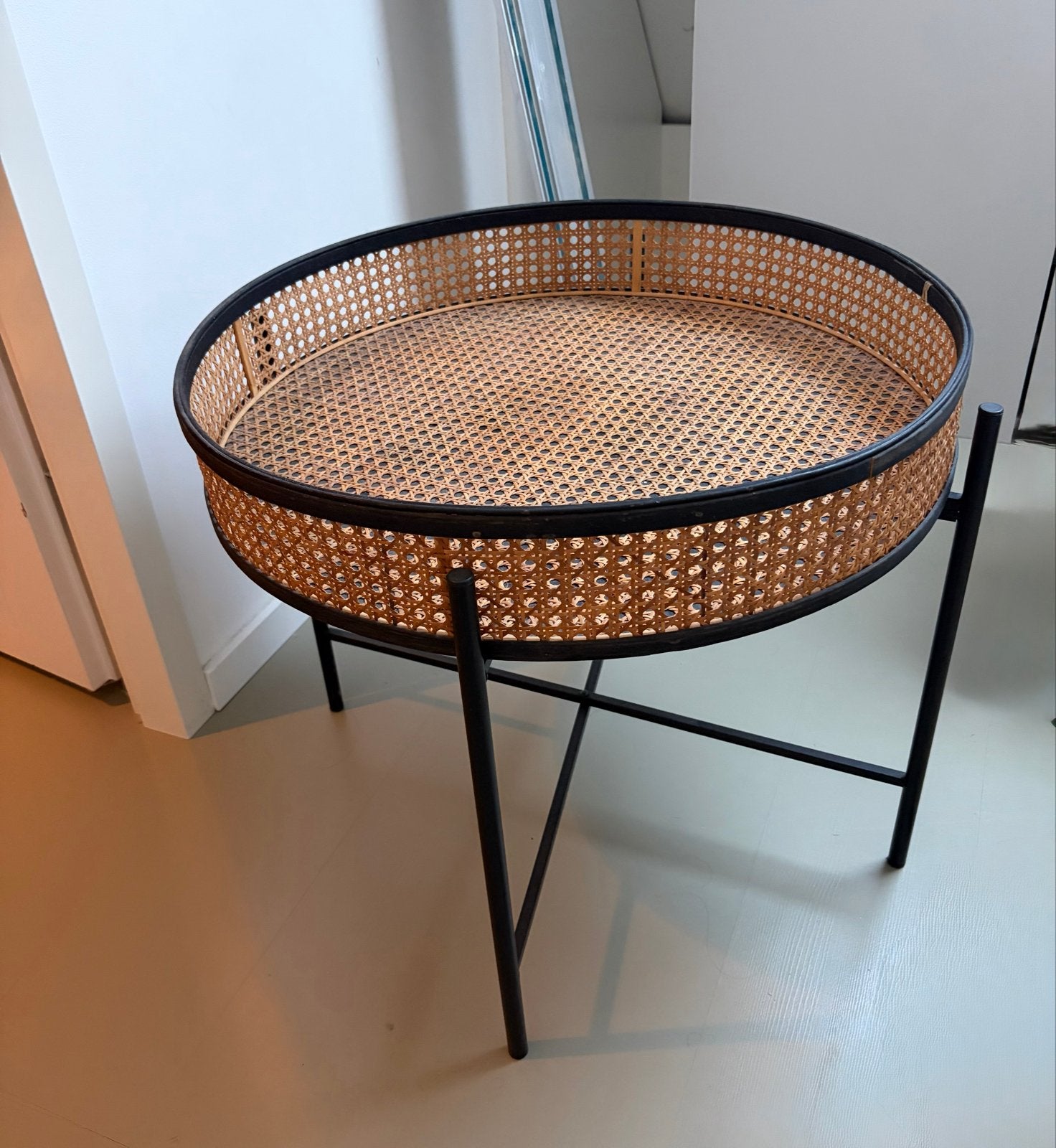 Ronde bijzettafel met rotan details, Huis en Inrichting, Tafels | Bijzettafels, Metaal of Aluminium, Rond, 55 tot 75 cm, Zo goed als nieuw