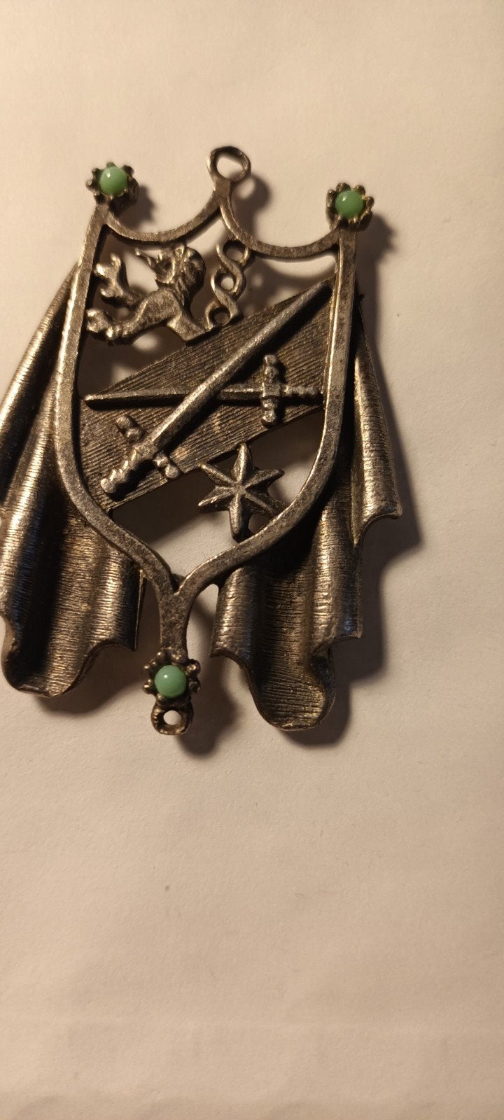 Vintage Medaillon met Wapen en Groene Stenen, Sieraden, Tassen en Uiterlijk, Broches, Brons, 4 tot 7 cm, Gebruikt, Overige kleuren