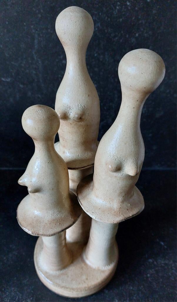Beeldje 3 vrouwen aardewerk 1981 gesigneerd met een Q, Antiek en Kunst, Antiek | Keramiek en Aardewerk, Ophalen of Verzenden
