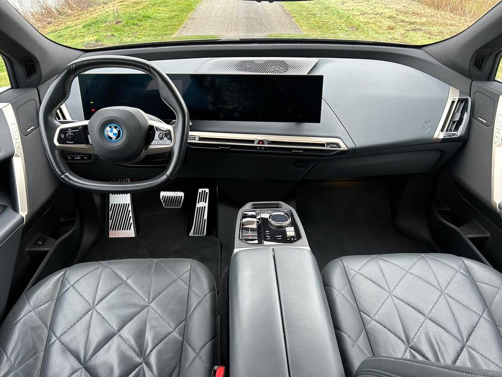 BMW iX xDrive40 High Executive 77 kWh Sportpakket / Panorama, Auto's, Automaat, 34 min, Gebruikt, Zwart