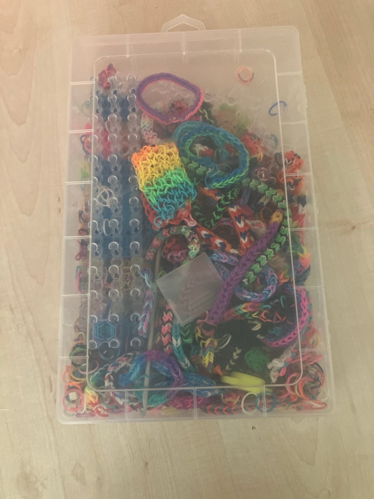Grote doos vol loom bandjes en armbandjes, Ophalen of Verzenden, Gebruikt, Knutselen