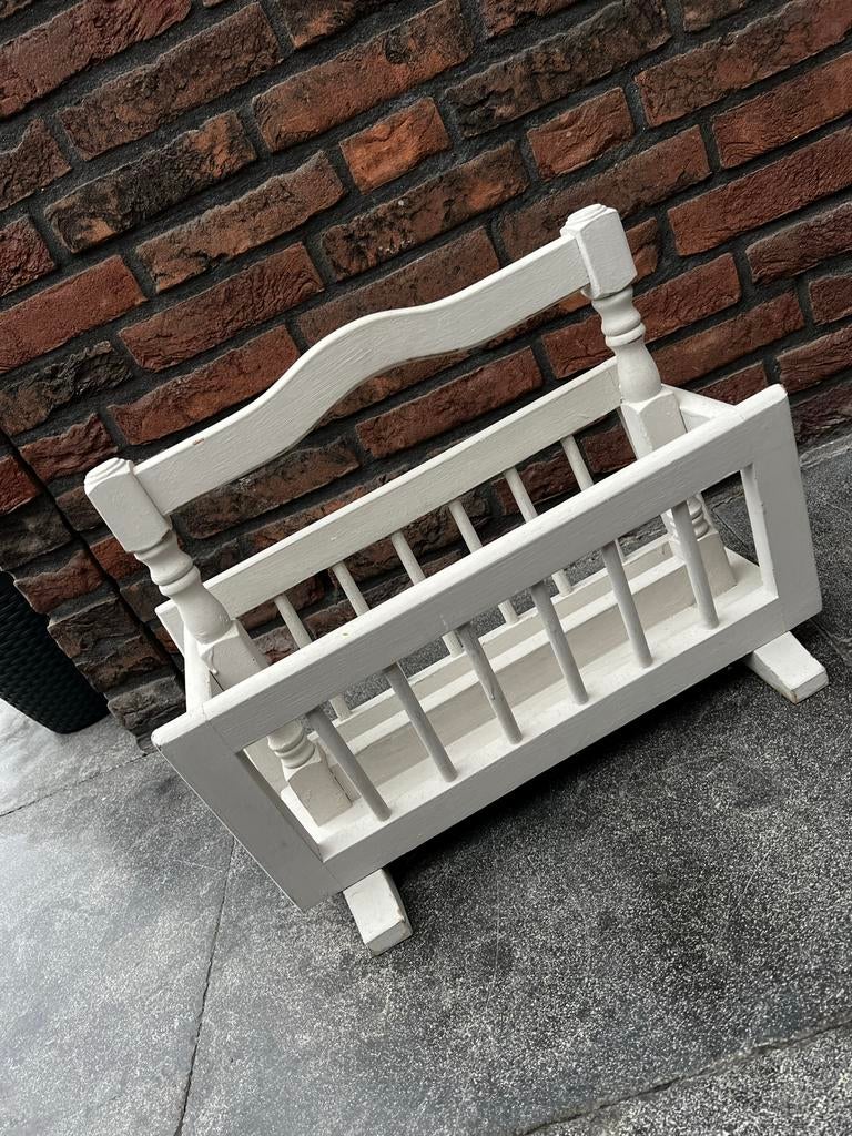 Oude houten krantenbak, wit geschilderd, Huis en Inrichting, Woonaccessoires | Krantenbakken en Lectuurbakken, Ophalen, Gebruikt