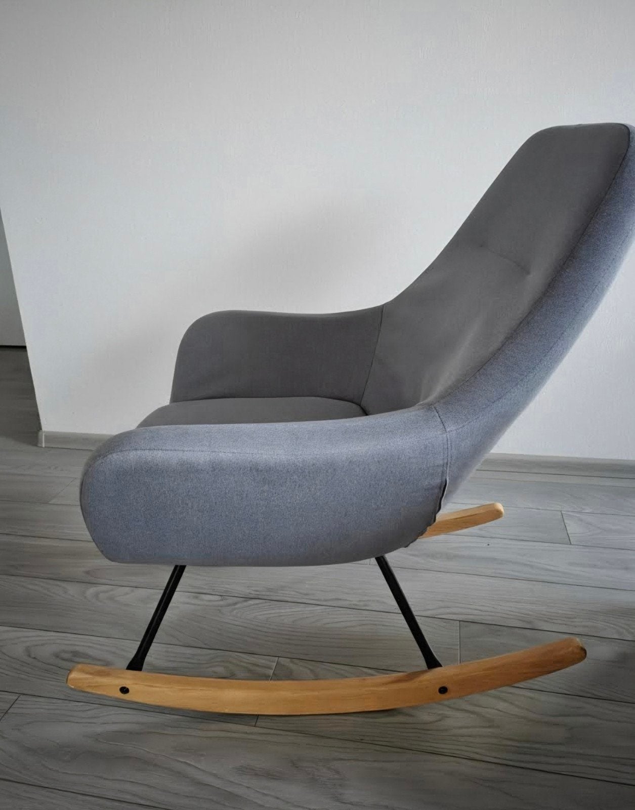 Grijze schommelstoel met houten onderstel, Ophalen, Modern, Scandinavisch, Zo goed als nieuw, Stof