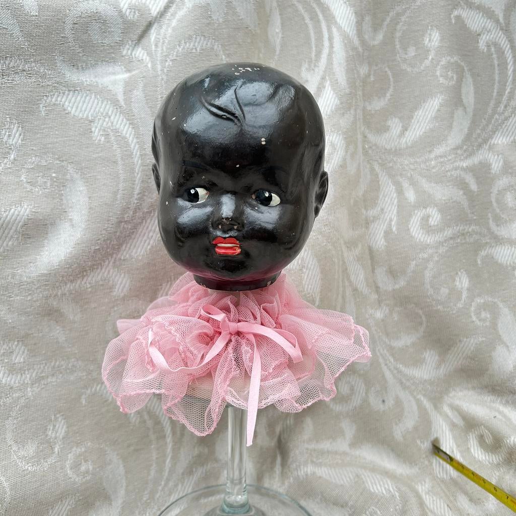 Antiek zwart hoofdje pop met mooie kraag 18 cm, Verzamelen, Poppen, Ophalen of Verzenden, Zo goed als nieuw, X, Pop