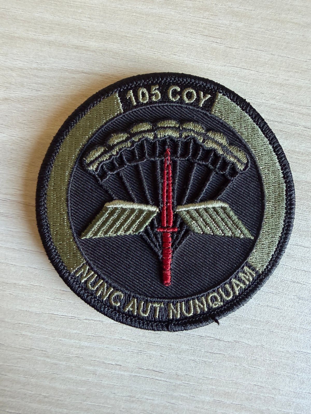 KCT 105 Red Dagger Origineel, Verzenden, Landmacht, Nederland, Embleem of Badge