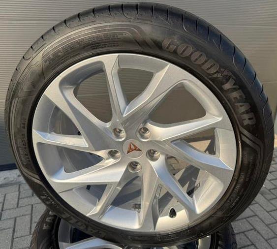 Originele 18 inch cupra Formentor velgen zilver zomerbanden, 18 inch, Banden en Velgen, Ophalen of Verzenden, Zomerbanden