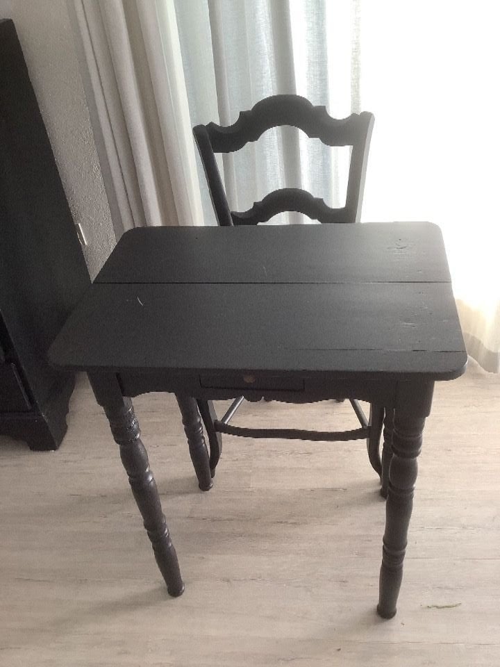 Set: antiek tafeltje met lade & stoel met biezen zitting, Ophalen