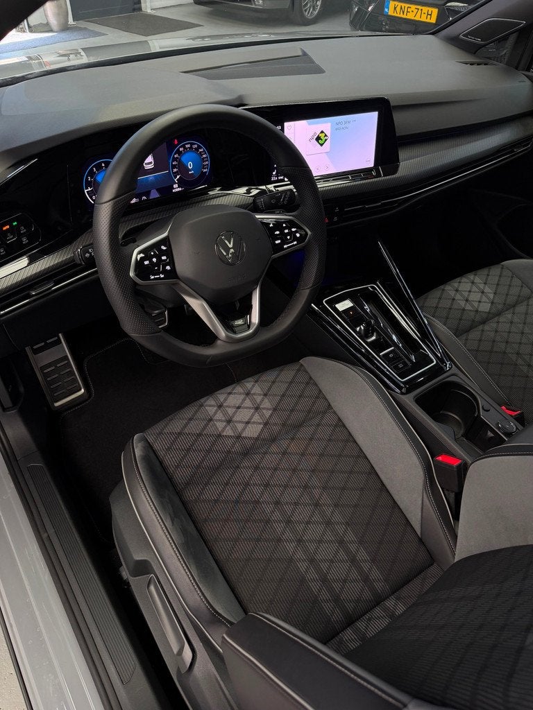 Volkswagen Golf Variant 1.5 eTSI 3x R-Line CarPlay Panorama, Auto's, Volkswagen, Zwart, 4 cilinders, Golf Variant, 710 kg