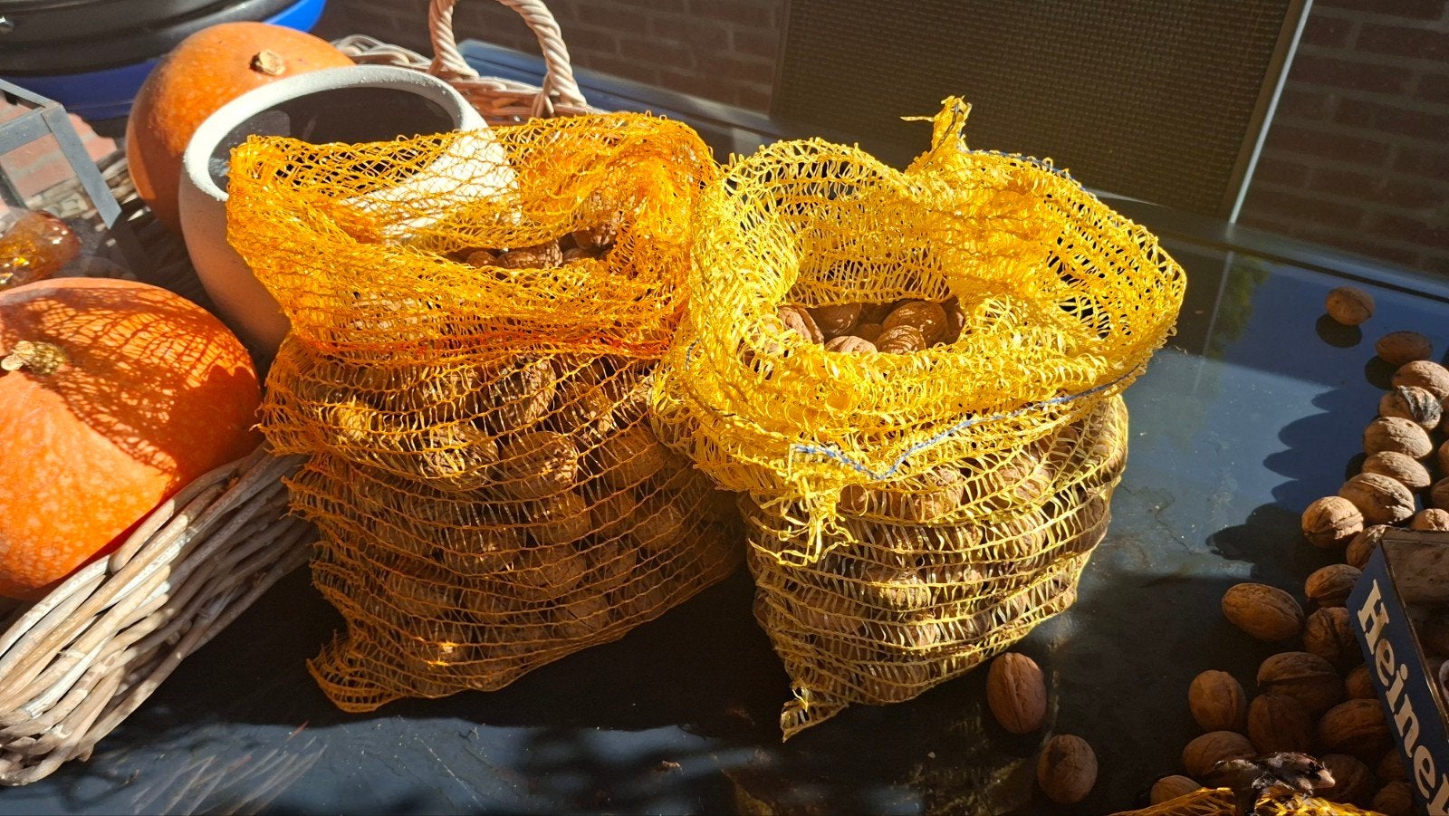 15 kg onbespoten walnoten, Ophalen