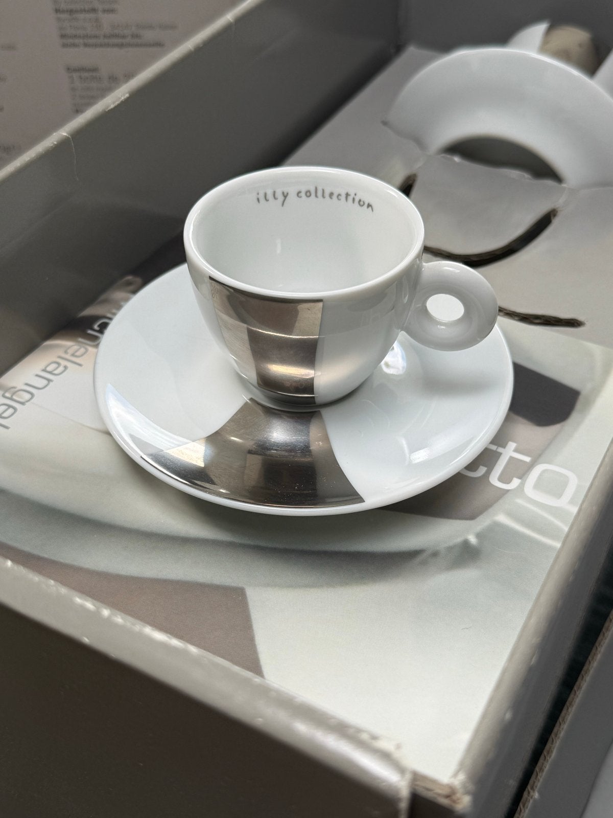 Illy Collection Pistoletto 2002 Espresso Kopjes (2 stuks), Nieuw, Ophalen of Verzenden, Kop(pen) en/of Schotel(s), Porselein