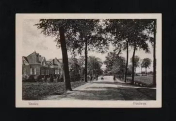 Tholen Zeeland Postweg Straatbeeld Fietsers., Ophalen of Verzenden, Voor 1920, Ongelopen, Zeeland